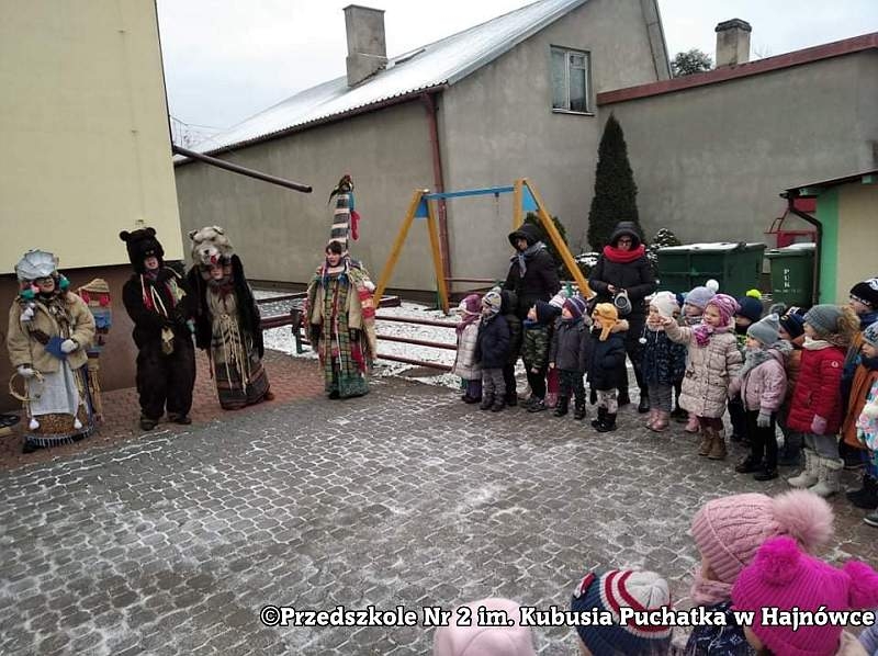 Barwny i radosny występ kolędników w przebraniach.