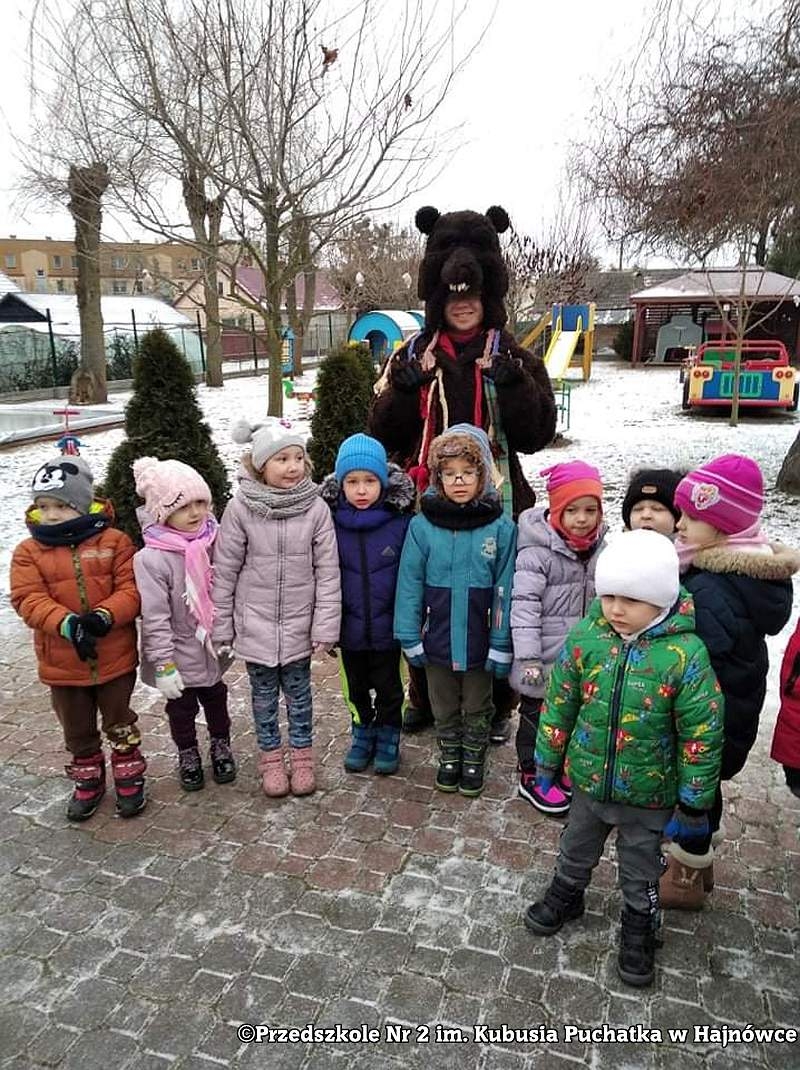 Barwny i radosny występ kolędników w przebraniach.