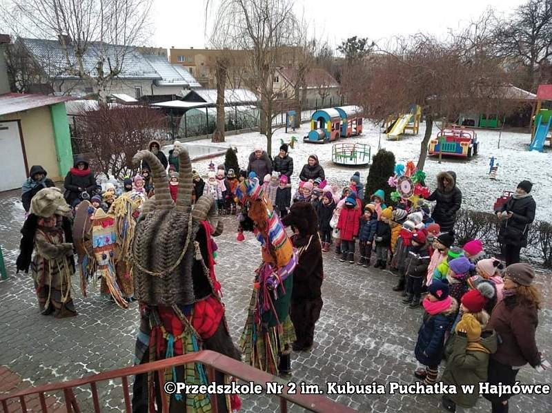Barwny i radosny występ kolędników w przebraniach.