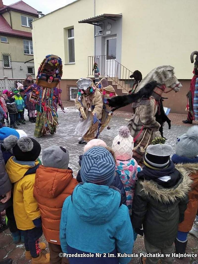 Barwny i radosny występ kolędników w przebraniach.