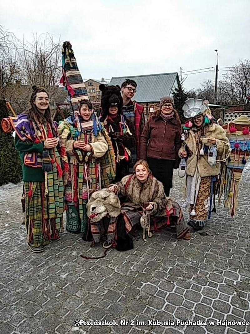 Barwny i radosny występ kolędników w przebraniach.