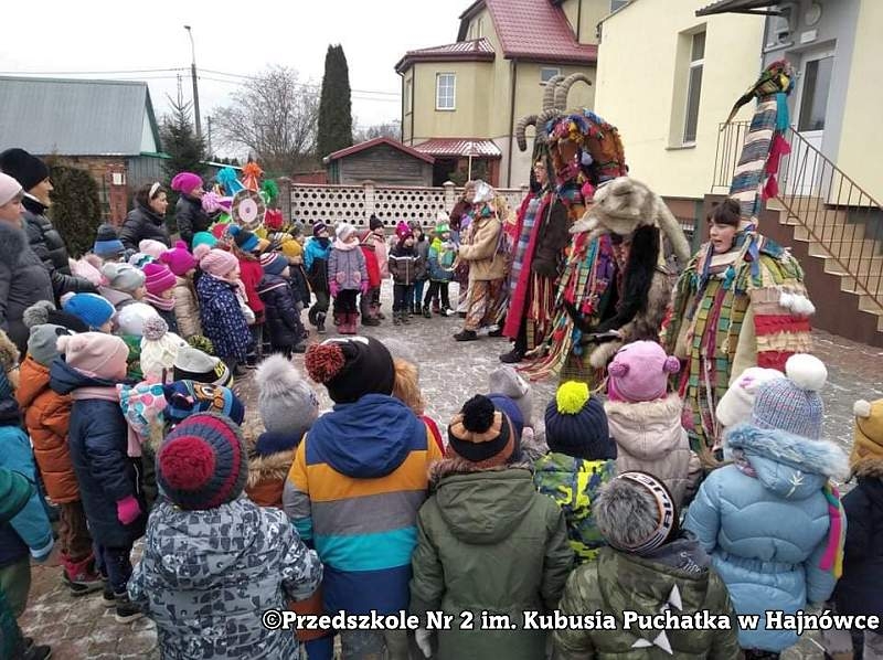 Barwny i radosny występ kolędników w przebraniach.