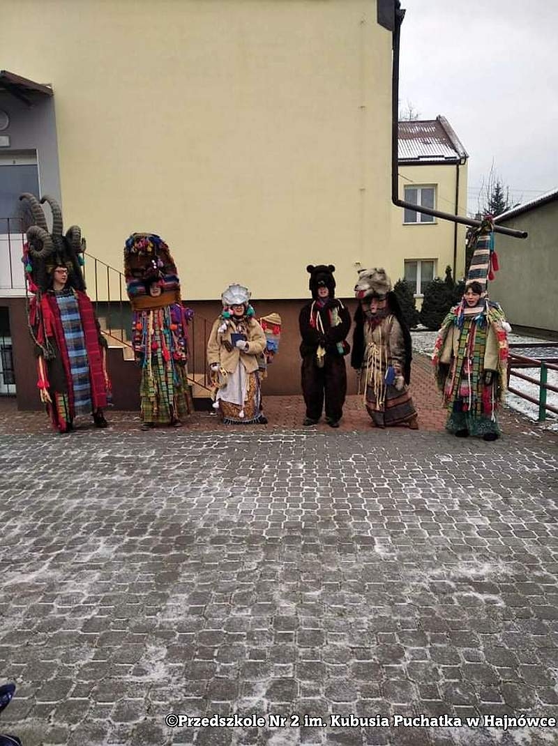 Barwny i radosny występ kolędników w przebraniach.