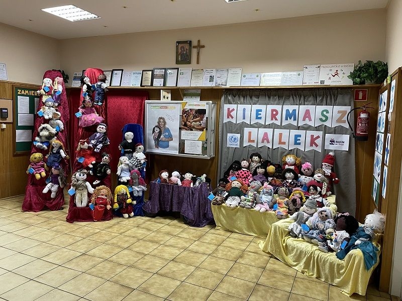 Ekspozycja lalek w holu przedszkola. Lalki zostały przygotowane przez rodziców i dzieci na kiermasz w związku z akcją UNICEF „Wszystkie kolory świata”.