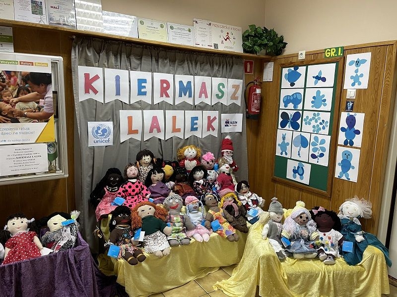 Ekspozycja lalek w holu przedszkola. Lalki zostały przygotowane przez rodziców i dzieci na kiermasz w związku z akcją UNICEF „Wszystkie kolory świata”.
