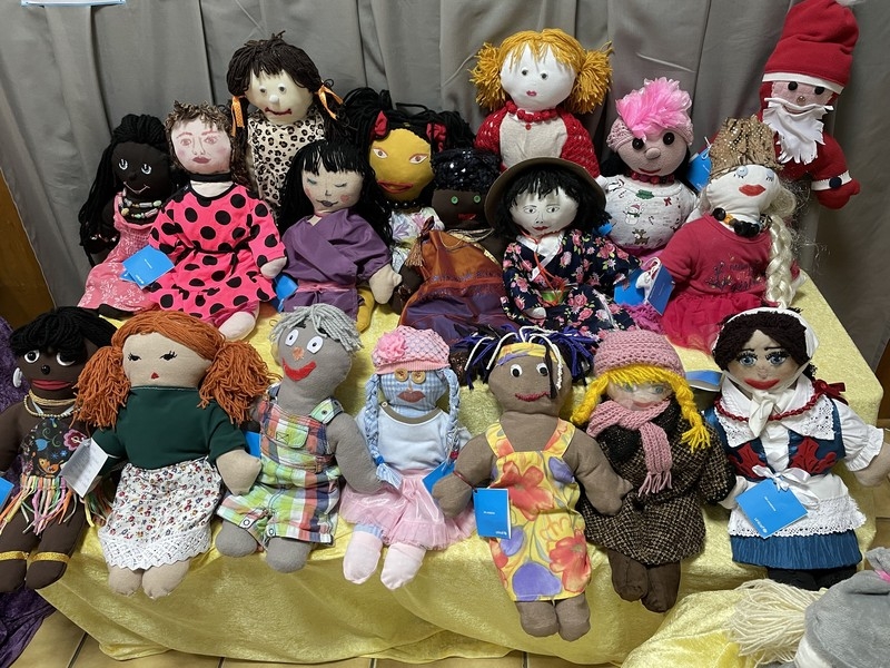 Ekspozycja lalek w holu przedszkola. Lalki zostały przygotowane przez rodziców i dzieci na kiermasz w związku z akcją UNICEF „Wszystkie kolory świata”.