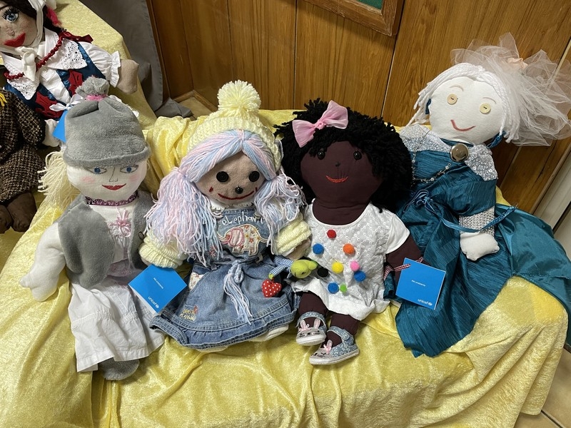 Ekspozycja lalek w holu przedszkola. Lalki zostały przygotowane przez rodziców i dzieci na kiermasz w związku z akcją UNICEF „Wszystkie kolory świata”.