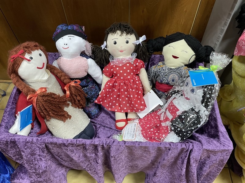 Ekspozycja lalek w holu przedszkola. Lalki zostały przygotowane przez rodziców i dzieci na kiermasz w związku z akcją UNICEF „Wszystkie kolory świata”.