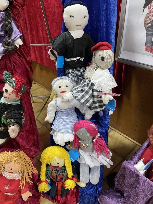 Ekspozycja lalek w holu przedszkola. Lalki zostały przygotowane przez rodziców i dzieci na kiermasz w związku z akcją UNICEF „Wszystkie kolory świata”.