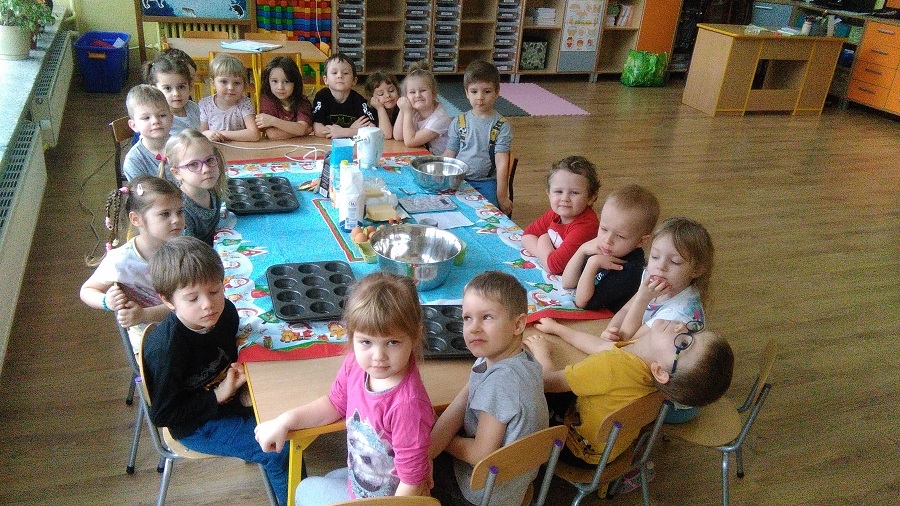 Przedszkolaki przygotowują babeczki