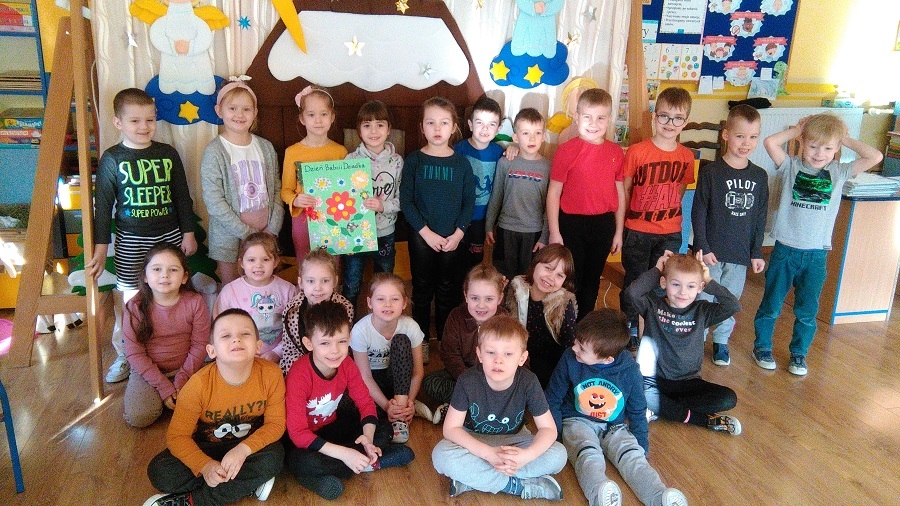 Zdjęcie grupowe dzieci  z przygotowana paczką
