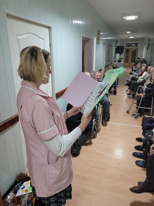 Wręczenie słodkości i laurek seniorom