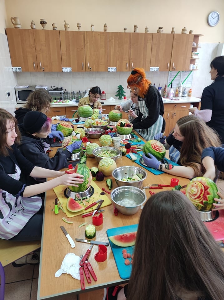 W trakcie zajęć - uczennice przy stole tworzą swoje dekoracje