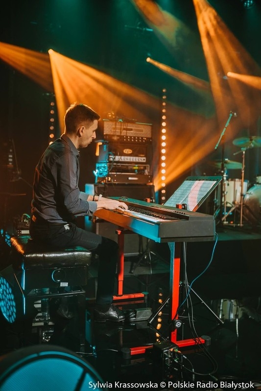 Przemysław Zalewski podczas koncertu