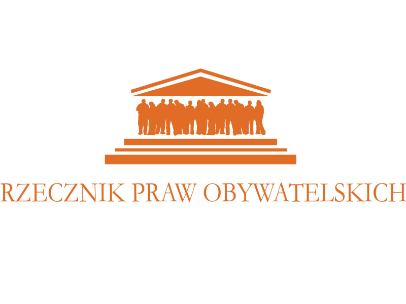 logo, pomarańczowa grafika na białym tle; dach i podest na nim stoja ludzie ; po grafiką napis Rzecznik Praw Obywatelskich