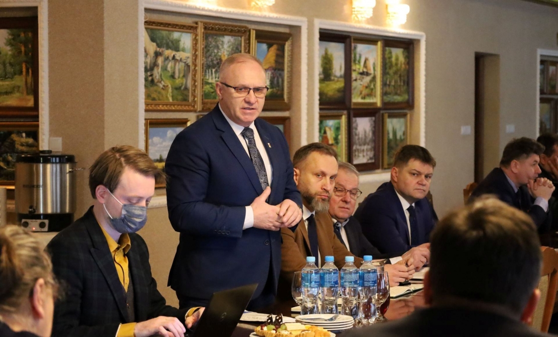 wypowiedź na stojąco jednego z gości spotkania