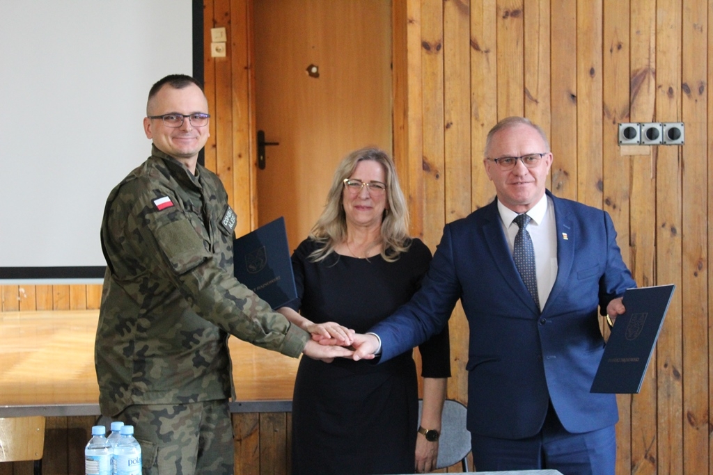 Przypieczętowanie porozumienia uściskiem ręki przez przedstawicieli samorządu i fundacji