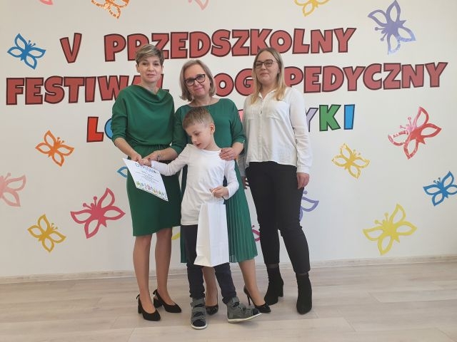 Zdjęcie prezentuje Panią Dyrektor, Panią Wicedyrektor, Nauczycielkę oraz nagrodzone dziecko.