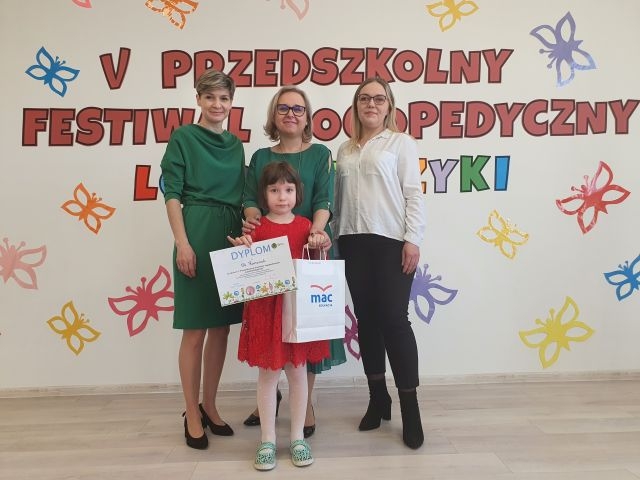 Zdjęcie prezentuje Panią Dyrektor, Panią Wicedyrektor, Nauczycielkę oraz nagrodzone dziecko.