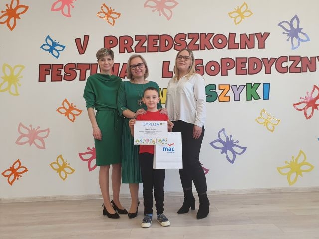 Zdjęcie prezentuje Panią Dyrektor, Panią Wicedyrektor, Nauczycielkę oraz nagrodzone dziecko.