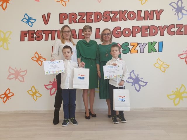 Zdjęcie prezentuje Panią Dyrektor, Panią Wicedyrektor, Nauczycielkę oraz nagrodzone dziecko.