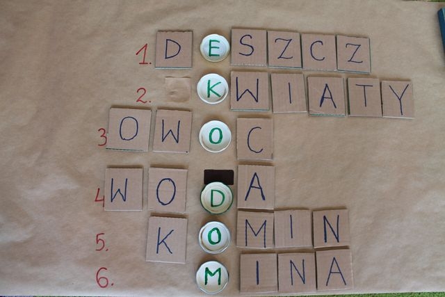 Zdjęcie krzyżówki, jej hasło to EKO DOM.