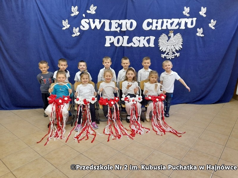 dzieci z poszczególnych grup przedszkolnych: „Sówki”, „Tygryski”, „Kangurki”, „Króliczki” i „Puchatki” biorące udział w Obchodach Święta Chrztu Polski.