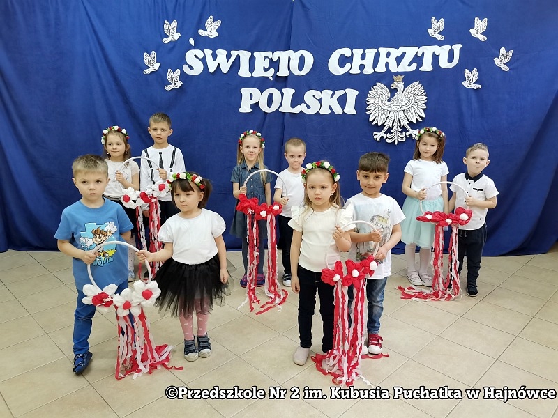 dzieci z poszczególnych grup przedszkolnych: „Sówki”, „Tygryski”, „Kangurki”, „Króliczki” i „Puchatki” biorące udział w Obchodach Święta Chrztu Polski.