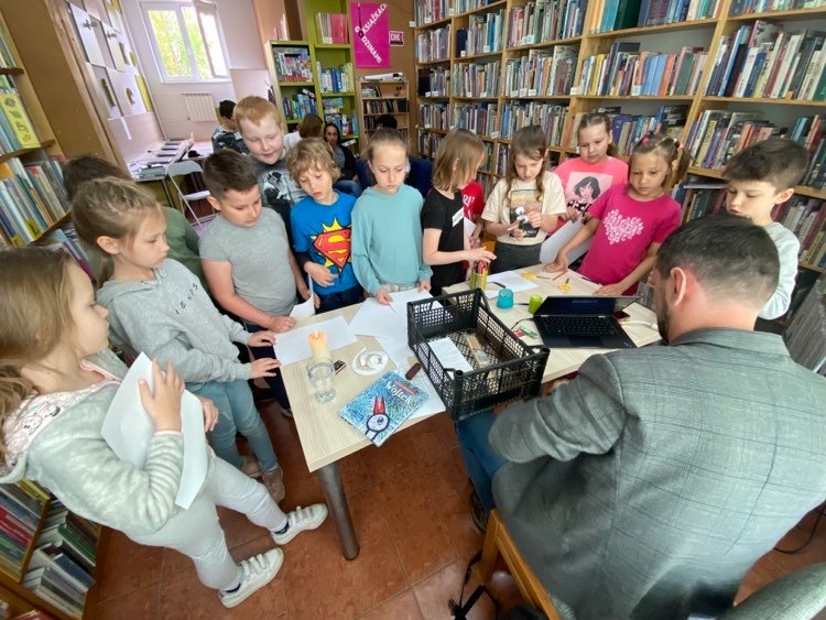 spotkanie autora z dziećmi w bibliotece