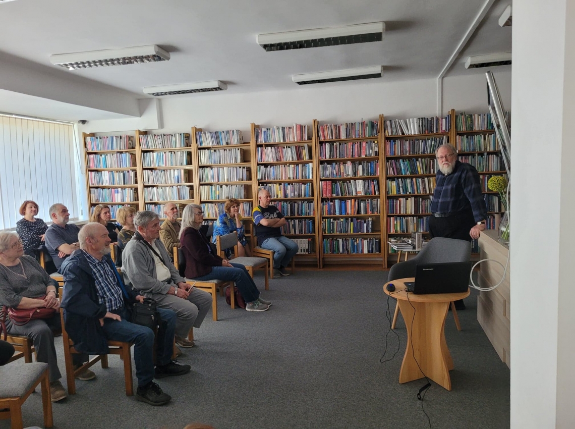 spotkanie autora z czytelnikami w bibliotece
