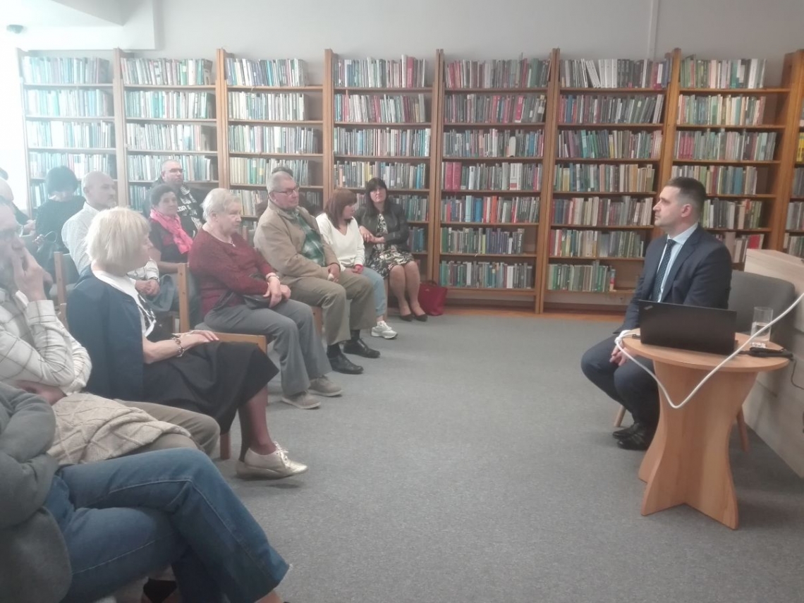 spotkanie autora z czytelnikami w bibliotece