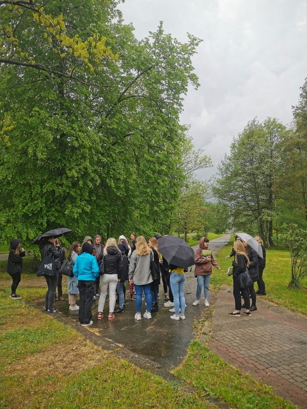 Uczestnicy spotkania podczas spaceru w parku