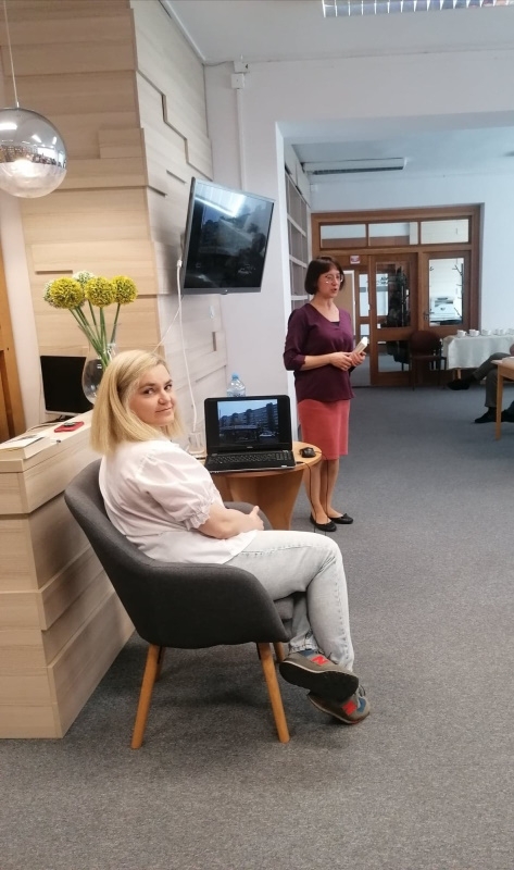 Na zdjęciu autorka książki, koieta siedzi na krześle