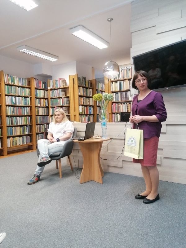 Na zdjęciu autorka i kobieta prowadząca spotkanie