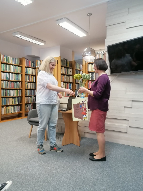 Na zdjęciu autorka i kobieta prowadząca spotkanie