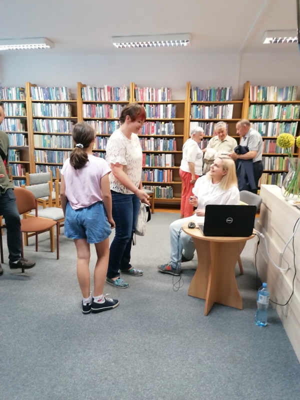 Kolejka czytelników czekająca na autograf