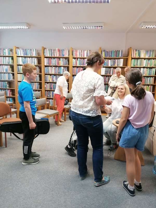 Kolejka czytelników czekająca na autograf