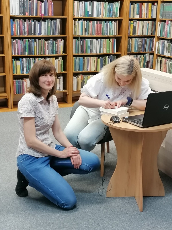 Autorka i czytelniczka podczas podpisywania książek
