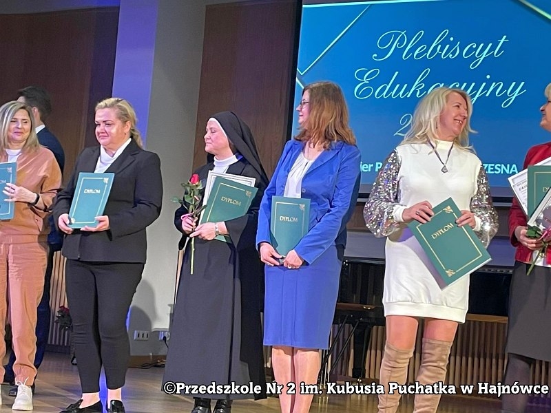 Na zdjęciu kobiety ustawione w rzędzie podczas odbierania wyróżnień.