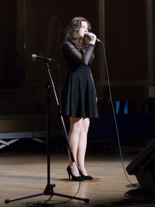 laureatka konkursu podczas występu