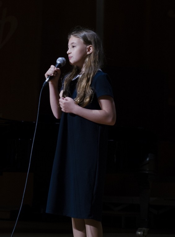 laureatka konkursu podczas występu