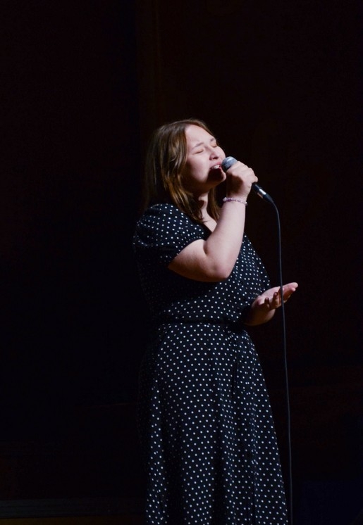 laureatka konkursu podczas występu