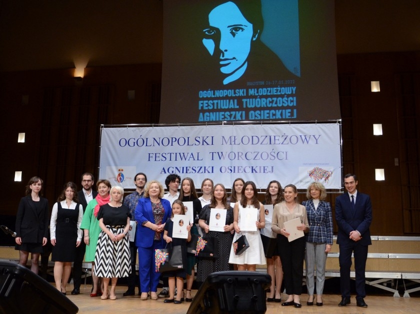 pamiątkowe zdjecie grupowe laureatów, uczetników i organizatorów