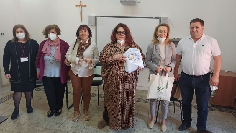 Grupa osób pozuje do zdjęcia