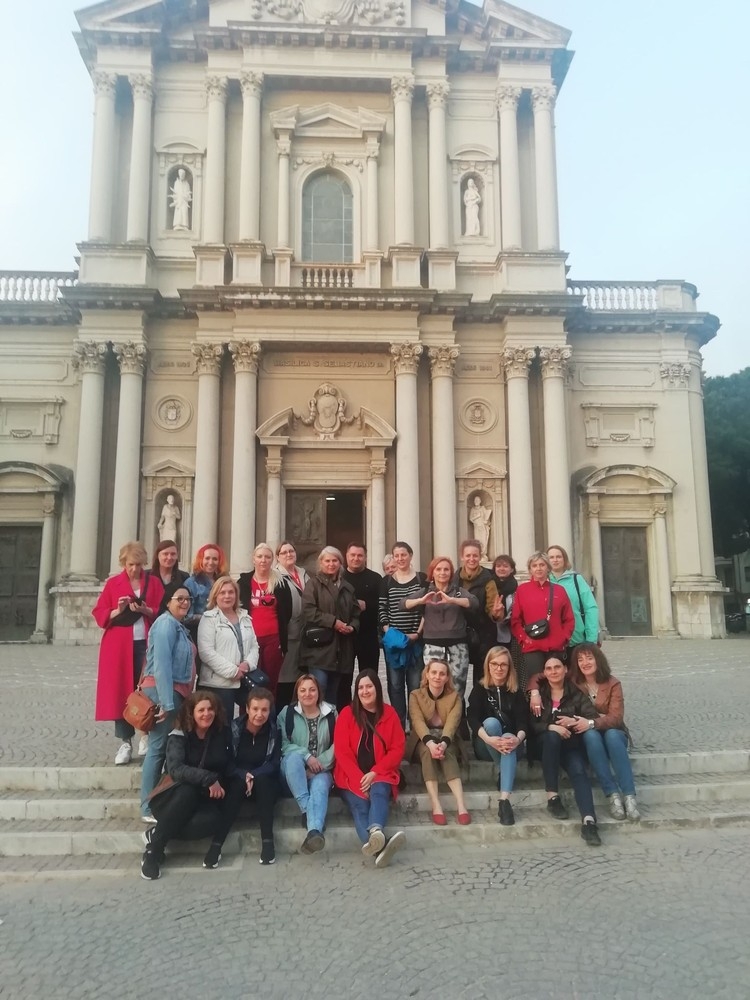 Grupa osób pozuje do zdjęcia przed katedrą