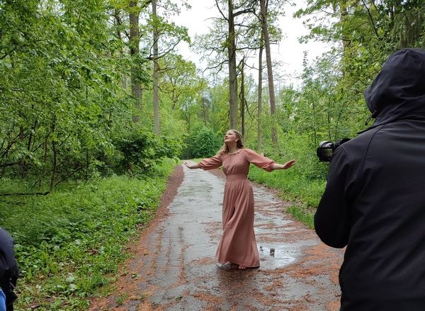 kadr z nagrania teledysku