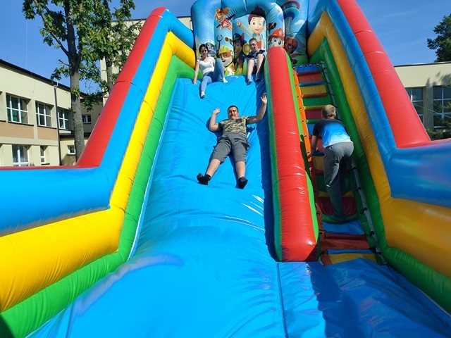 Zabawy na dmuchanej zjeżdżalni