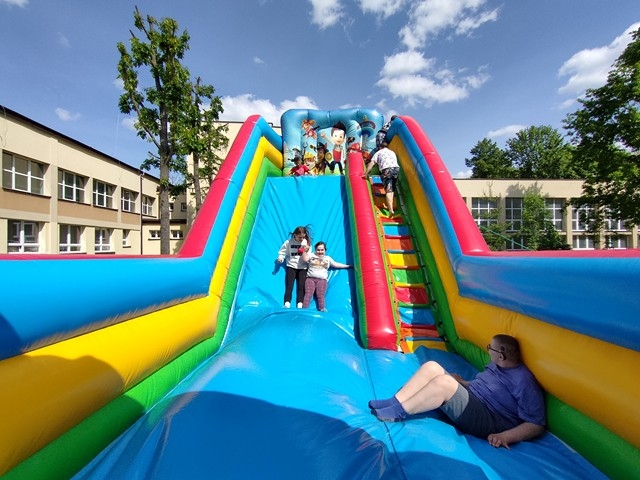 Zabawy na dmuchanej zjeżdżalni