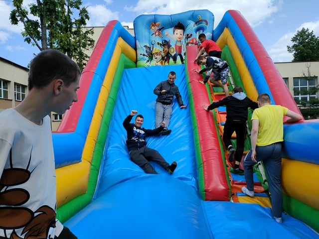 Zabawy na dmuchanej zjeżdżalni