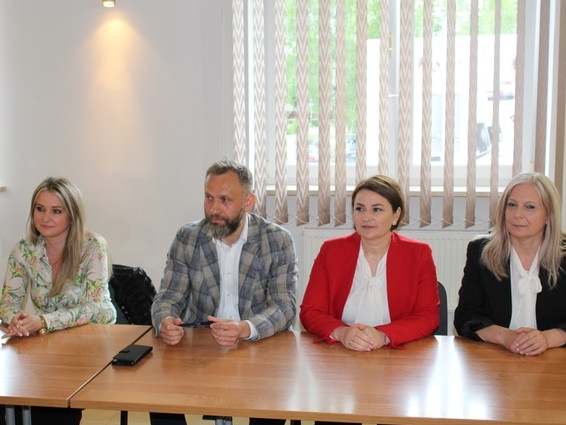 Dyrektorzy hajnowskich placówek i kierownik Referatu Rozwoju w Urzędzie Miasta Hajnówka siedzą za stołem